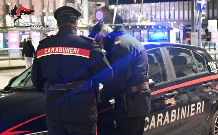 Belpasso, colpo al centro commerciale: inseguimento sulla SS121. Due arresti e profumi recuperati