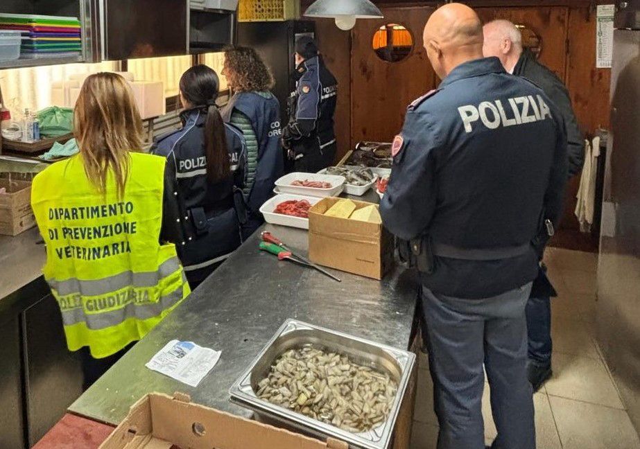 Catania, ristorante e bar sanzionati per oltre 40mila euro: 5 lavoratori in nero e alimenti senza origine