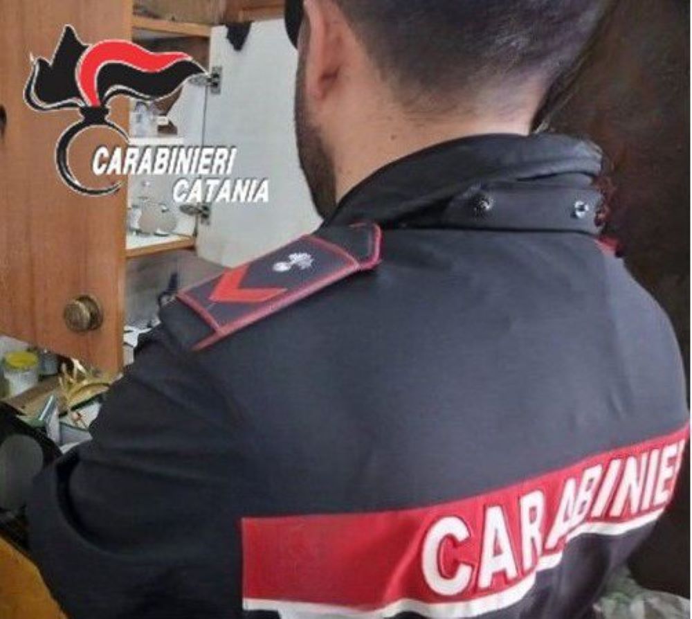 S. M. di Licodia, spacciatore ai domiciliari aveva una scorta di cocaina e 6mila euro nel camino: 34enne in carcere