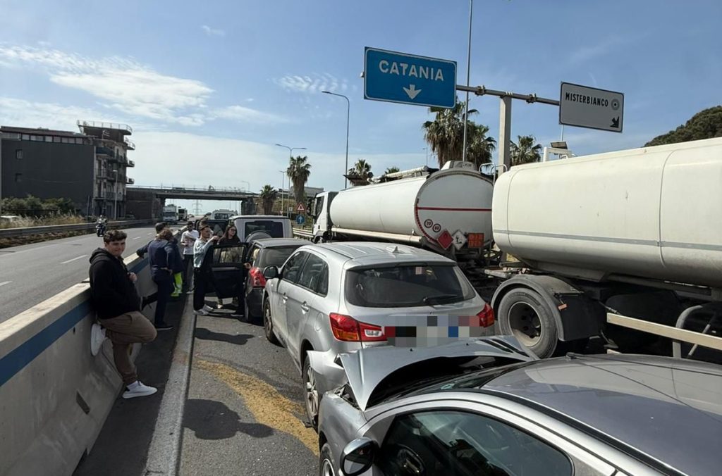 Tamponamento di auto sulla SS 121 a Motta S. Anastasia: traffico in tilt e code fino a Etnapolis