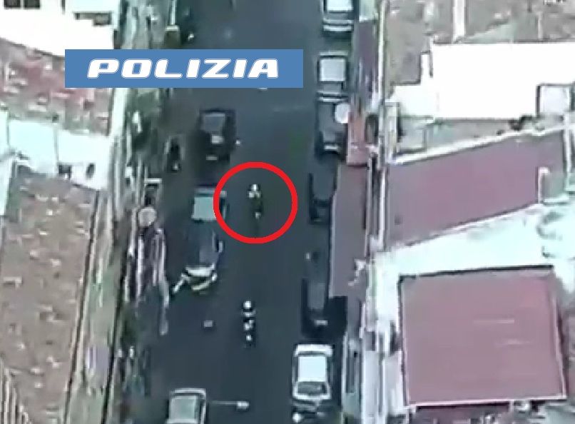 Catania, fuga spericolata su due moto senza targa: due pregiudicati arrestati (VIDEO)