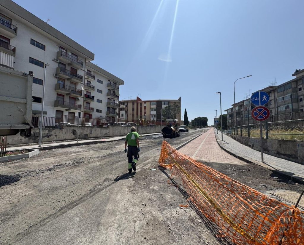 Paternò, via De Gasperi si rifà il look: fondi della Regione per asfalto, illuminazione e pista ciclabile. Cantiere per 150 giorni