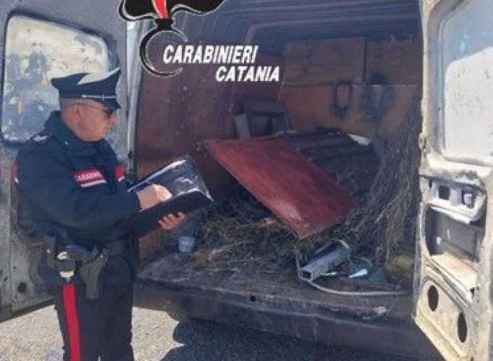 Randazzo, raccolta abusiva di ferro vecchio: denunciati due adraniti. Nel furgone motori intrisi d'olio e rifiuti pericolosi