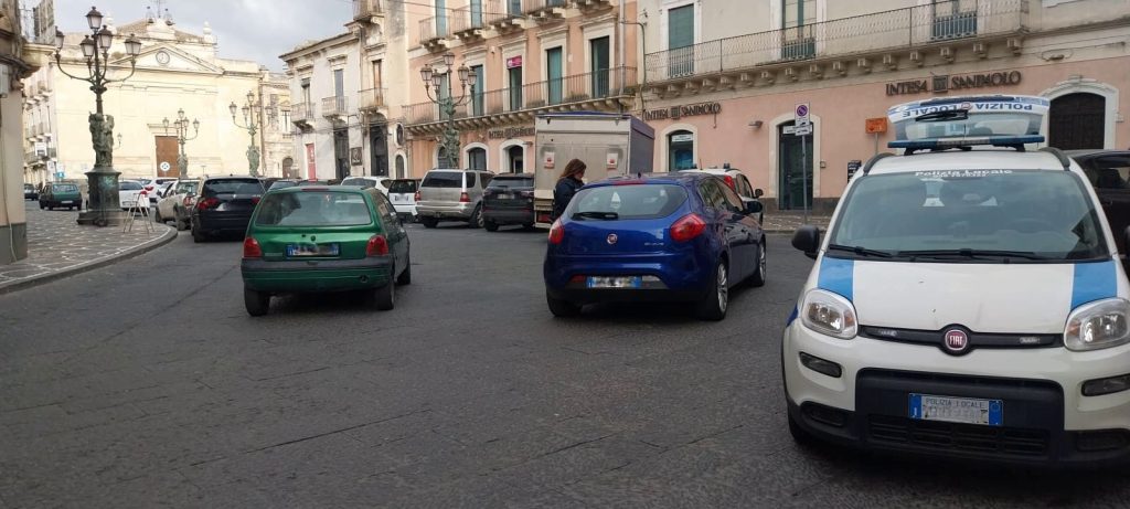 Controlli a tappeto a Paternò: casco, assicurazione e revisione sotto la lente, 8mila euro di sanzioni
