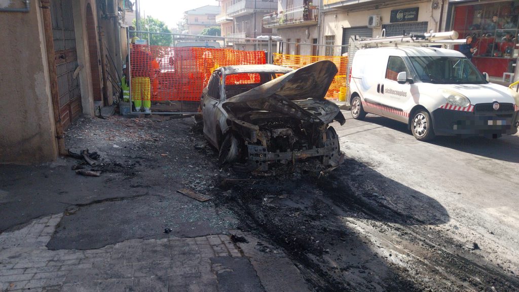 S. M. di Licodia, incendi dolosi all’alba: 6 auto a fuoco, un ferito e due case danneggiate