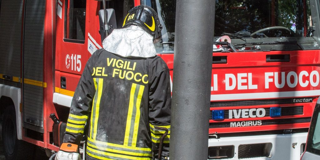 Catania, incendio nel vano contatori a Librino: evacuati gli abitanti, cinque persone intossicate