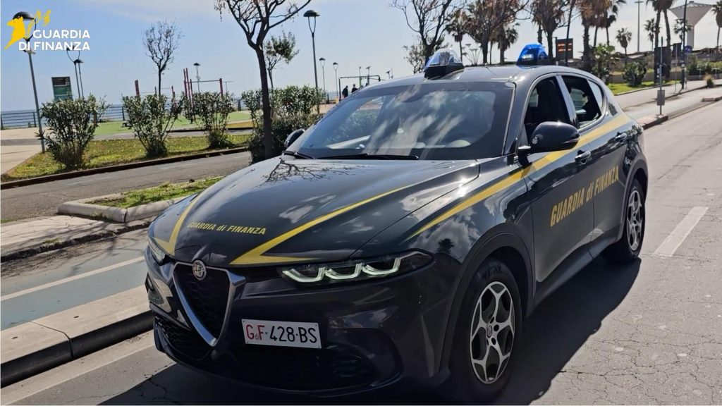 Cocaina da un milione di euro nel pannello dell'auto: fermato al casello di Acireale (VIDEO)