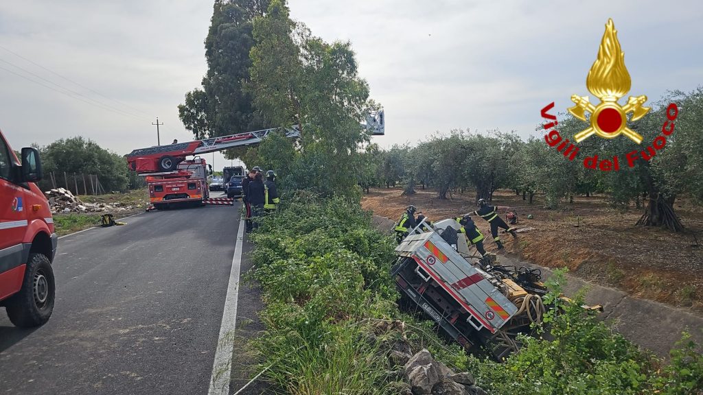 Camion fuoristrada e finisce in un canalone a Belpasso: autista incastrato estratto dai vigili del fuoco