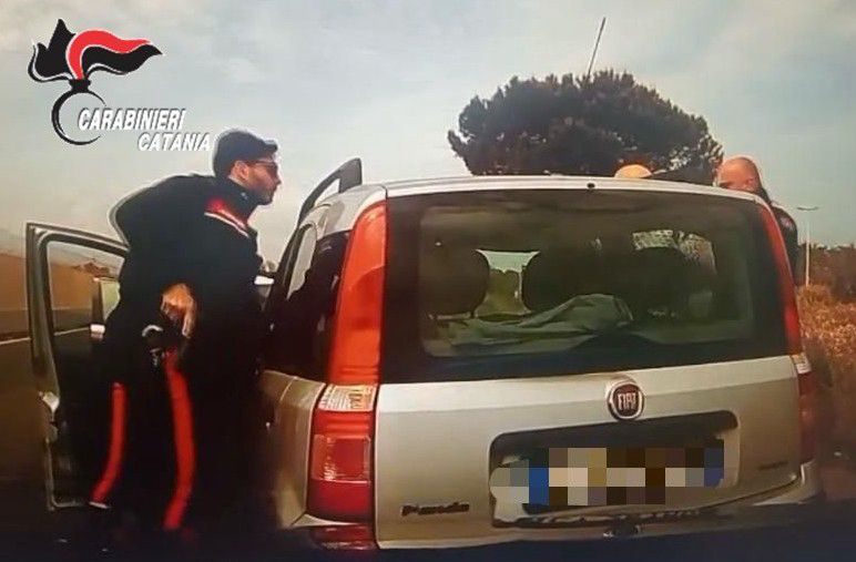 Catania, furto di Fiat 500 con la tecnica dell'OBD in un centro commerciale: inseguimento e 3 arresti