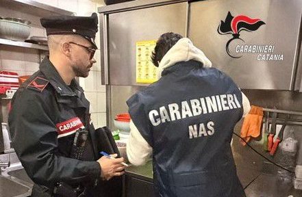 Randazzo, controlli in due ristoranti: multe per 3.500 euro e alimenti scaduti sequestrati