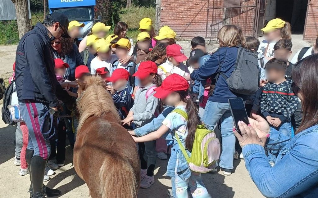 Catania, un mattino nel Boschetto della Playa: i bambini della “Rita Atria” incontrano i cavalli e i cani della Polizia
