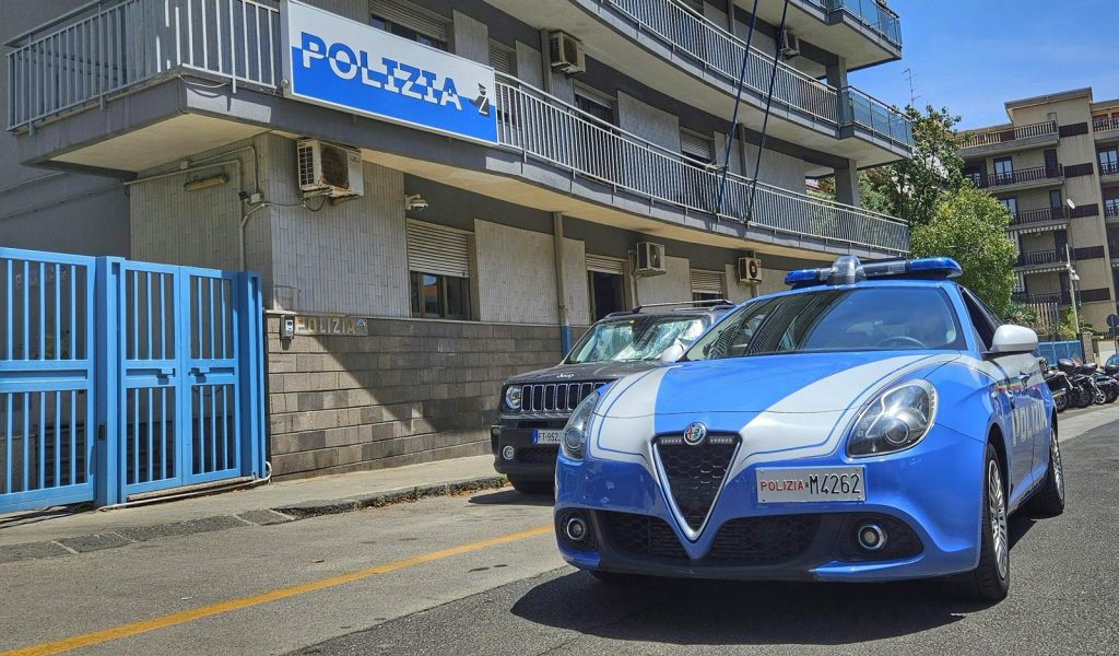 Catania, salvataggio sulla scogliera: poliziotti impediscono gesto estremo a 44enne