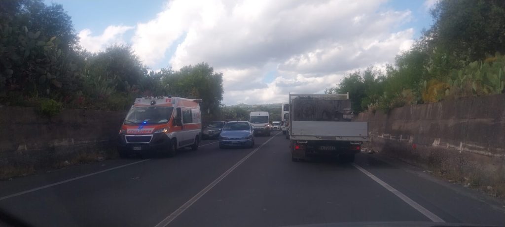 S. M. di Licodia, incidente sulla SS 284: motociclista grave e code interminabili