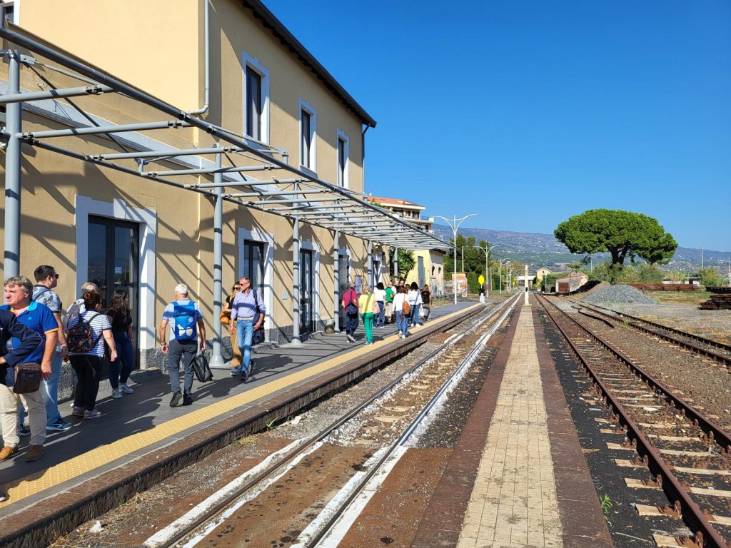 Giarre, colpo fallito in stazione: bomba carta contro la biglietteria automatica, devastate due sale