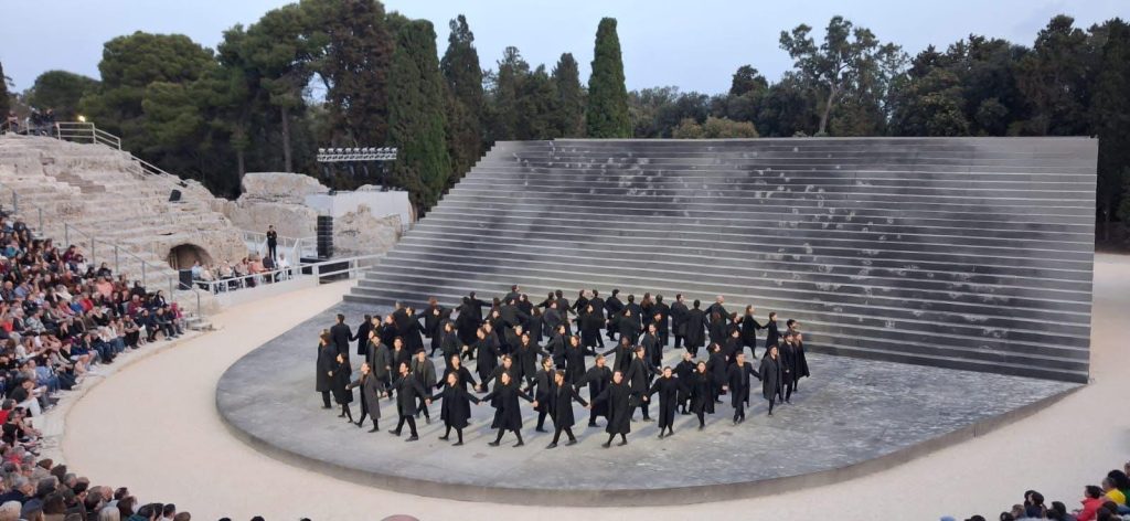 Antigone si spoglia del nero e mostra la sua verità: l’amore che vince l’odio. Carsen trionfa a Siracusa