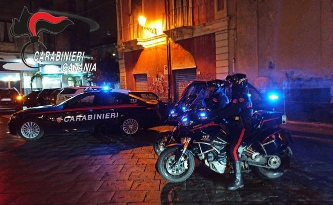 Catania, 48enne tenta violenza sessuale in casa a Cibali: arrestato. Salvato dalla folla inferocita