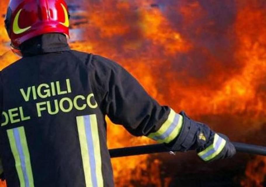 Notte di paura a Catania, incendio sul tetto di una casa: evacuate le abitazioni vicine