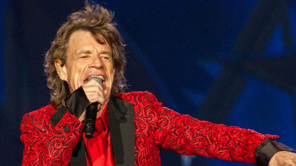 Mick Jagger arriva a Stromboli in elicottero per girare un film: sarà il guardiano del faro (e morirà subito)