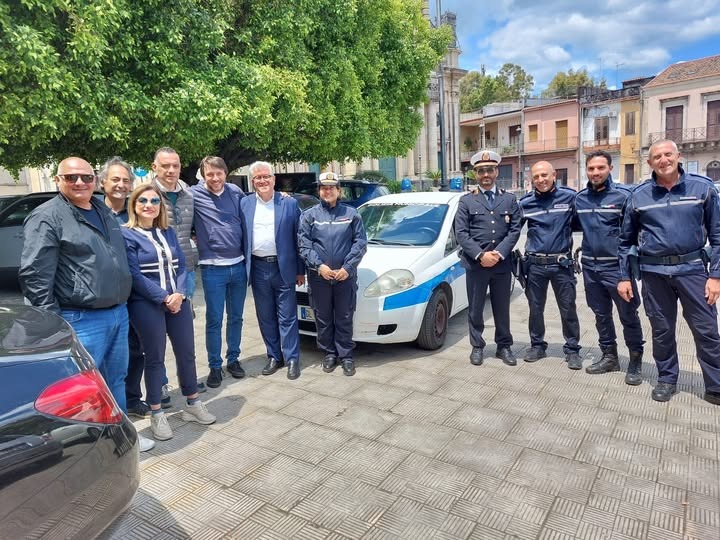 Santa Venerina, solidarietà dopo incendio doloso: Aci S. Antonio regala un’auto alla Polizia locale