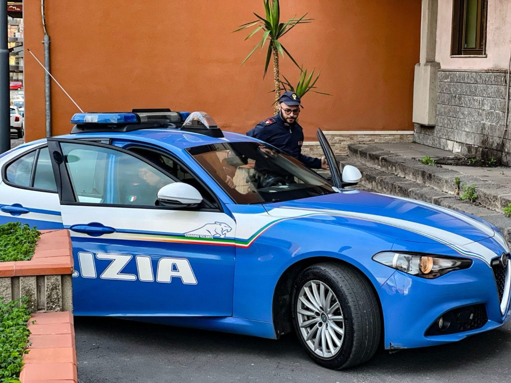 Adrano, rapinava tabaccherie con maschera di Carnevale e pistola: 40enne in carcere