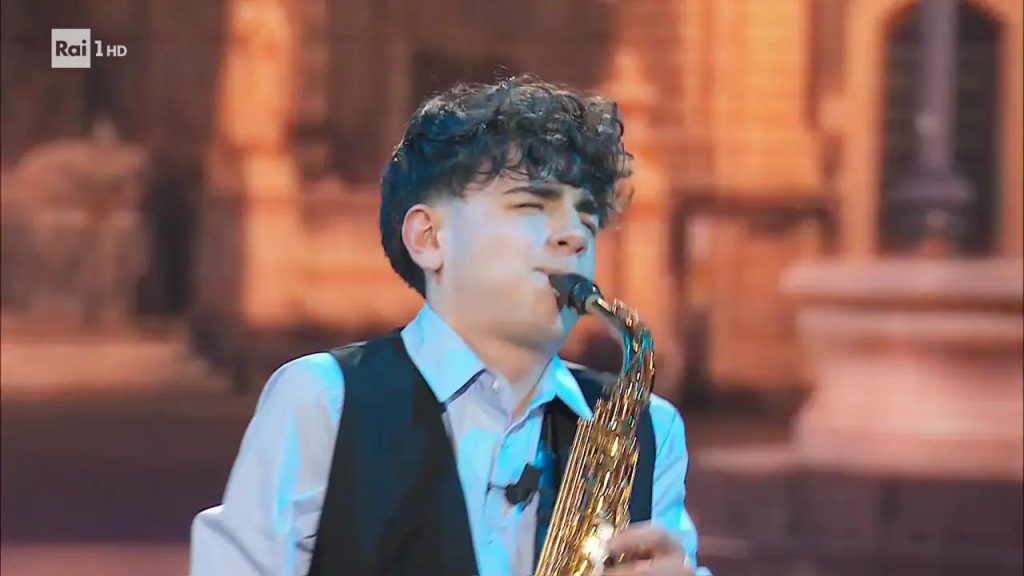 Adrano, gioia e orgoglio per il sassofonista Alfio Russo: il 14enne che conquista "Dalla strada al palco"
