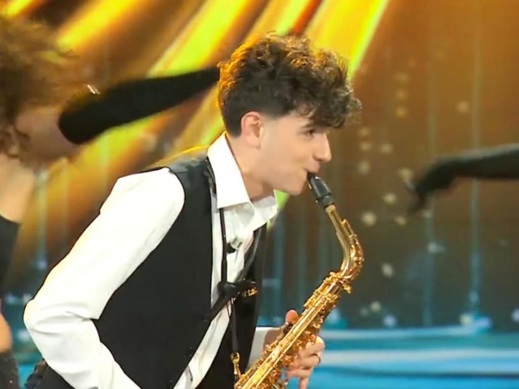 Adrano, la vittoria di Alfio Russo alla finale su Rai1: torta, video e un ringraziamento che scaldano il cuore