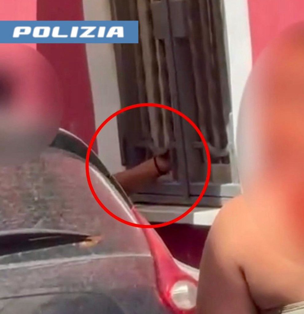Catania, affacciato alla finestra per spacciare: pusher 49enne torna ai domiciliari
