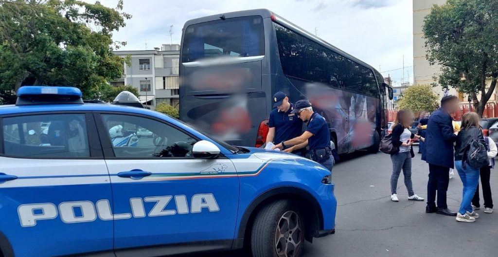Acireale, gita annullata per due pulmini senza autorizzazione: i bambini restano a terra