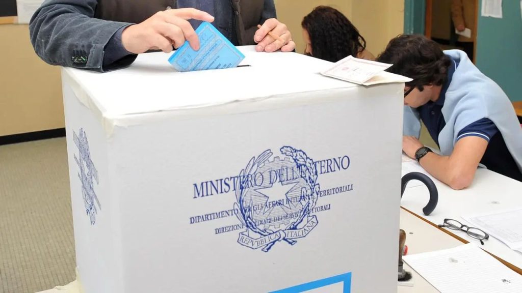 Anche in Sicilia urne aperte fino alle 15: a Messina affluenza al 46,5%, cinque candidati sindaci già vincenti