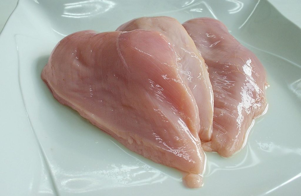 Catania, quattro petti di pollo e una fuga in auto: finisce male la spesa “creativa” di una coppia di ladri