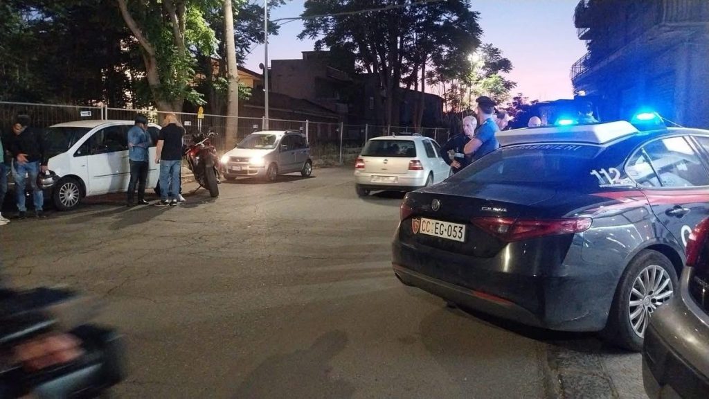 Biancavilla, anziano investito: il centauro presta soccorso, ignoti (scesi da un bus) gli rubano il cellulare