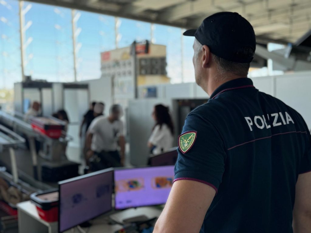 Catania, furto al controllo di sicurezza dell'aeroporto: identificato 60enne che rubò un portafoglio
