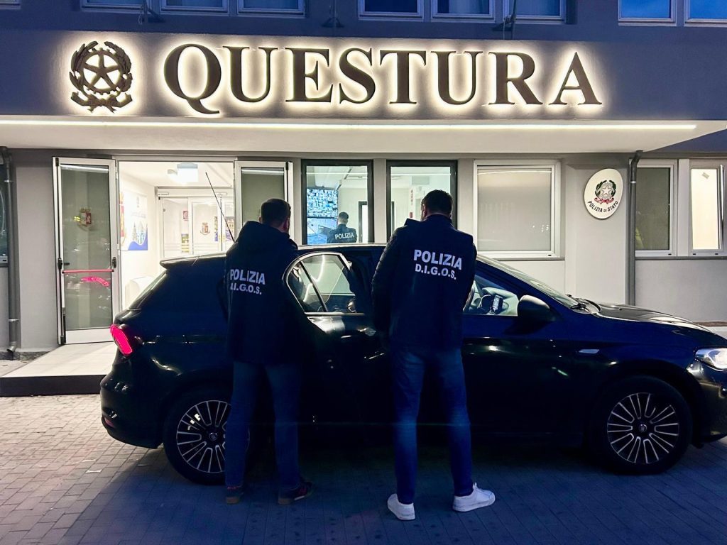Calcio, lancio di ordigni esplosivi durante Catania-Ascoli: due ultras arrestati e due denunciati