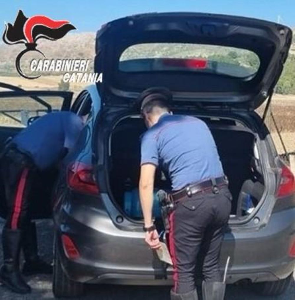 Paternò, arrestato 16enne di S. M. di Licodia: aveva droga in auto e 2.700 euro in camera