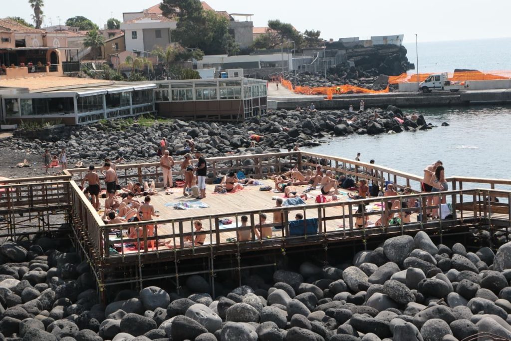 San Giovanni li Cuti, al via a Catania il solarium accessibile ai disabili: riapre la spiaggetta dopo il ciclone Harry (VIDEO)