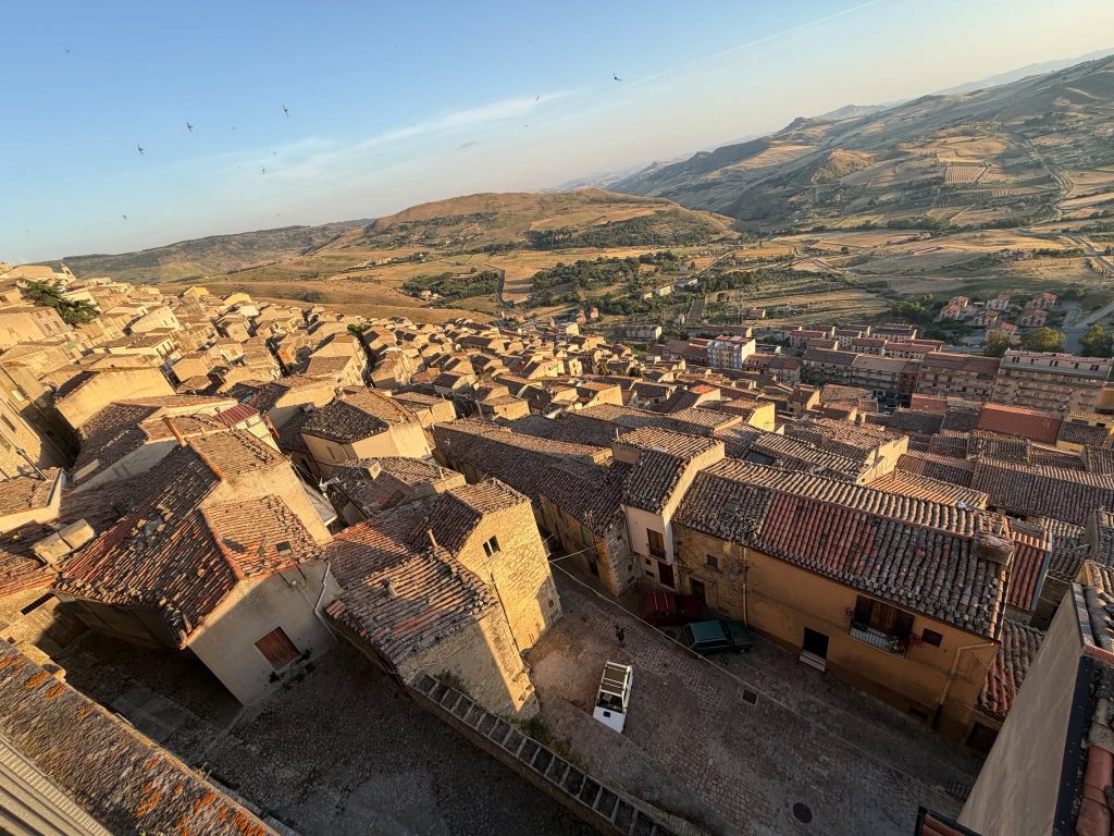 Il mantello di stelle, il castello nella roccia: tra Gangi e Sperlinga una domus accoglie artisti e poeti