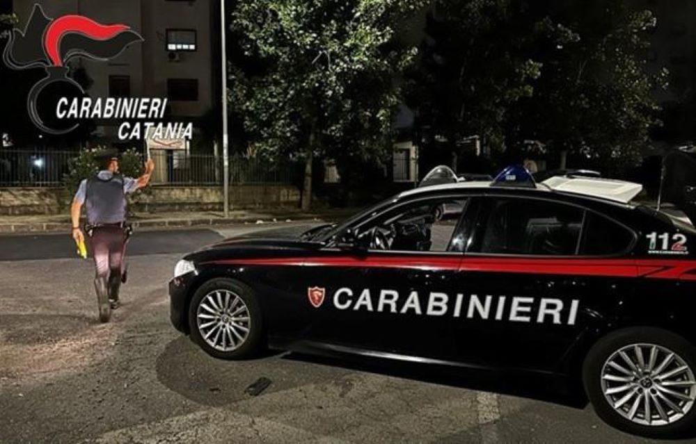 Paternò, bottiglia rotta e insulti ai Carabinieri: 24enne di Catenanuova deferito dopo minacce in piazza
