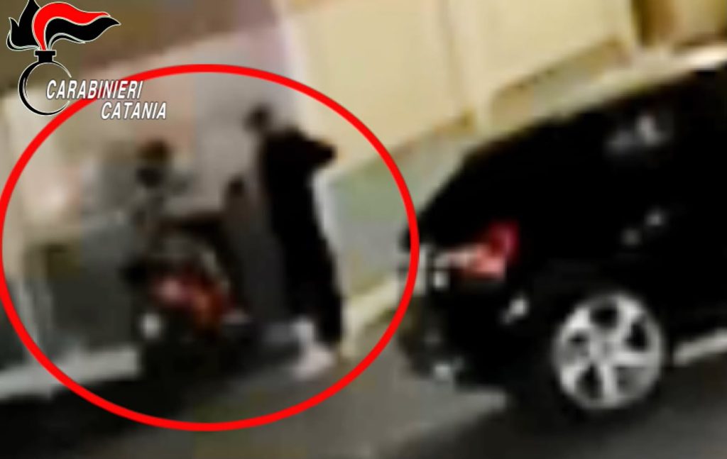 Ramacca: aggredisce un coetaneo a calci e pugni e gli ruba il motorino. Denunciato 17enne per rapina (VIDEO)