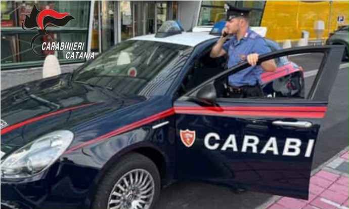 Aci S. Antonio, nasconde 30 confezioni di parmigiano nello zaino: arrestato 36enne