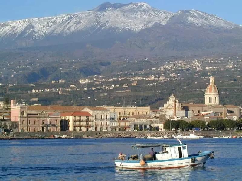 Riposto, identificato il corpo della 60enne trovato in mare a Praiola: ipotesi suicidio