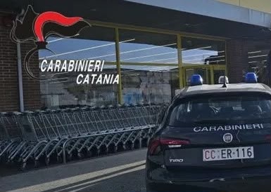 Paternò, tenta furto al supermercato con carrello carico di merce: arrestato 27enne