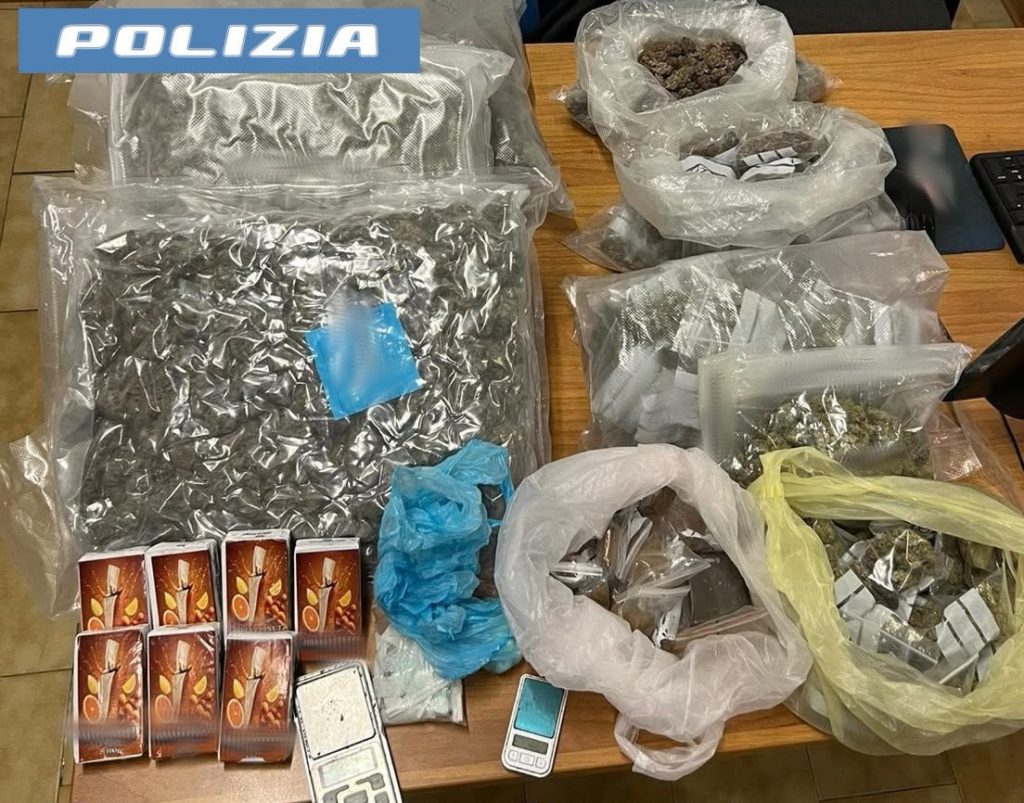 Catania, puzzava di marijuana in tutta la strada: scoperto "supermarket" della droga in soggiorno. Aarrestato 21enne a Picanello