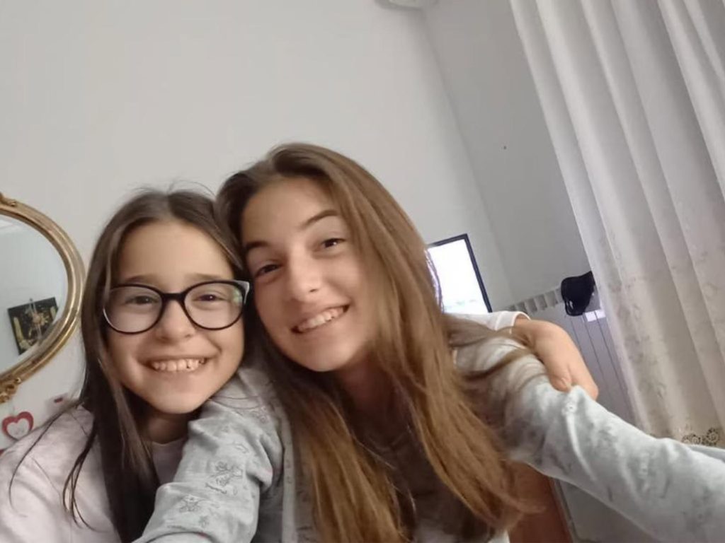 Sorelline scomparse, la svolta è nei pizzini: decriptati i messaggi che tenevano in contatto con l'esterno