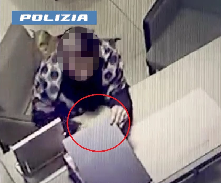 Catania, ruba due bracciali in due ore: la raffinata 'tecnica della doppia fila' che ha tradito la ladra di Corso Italia