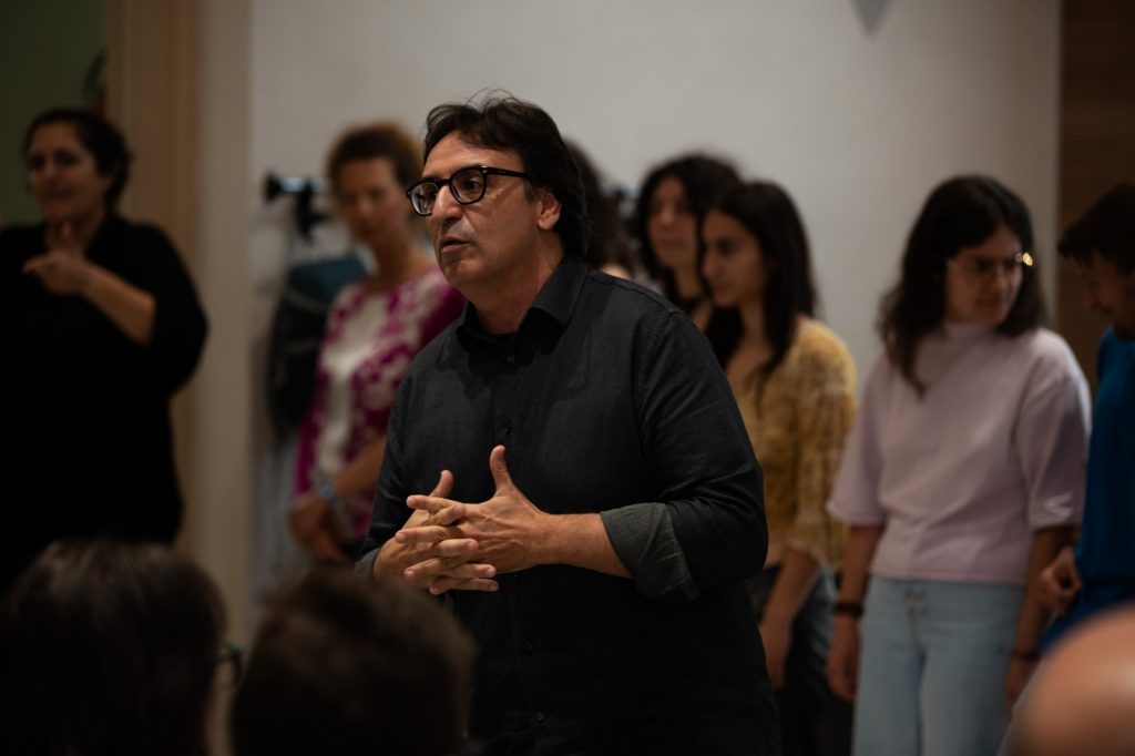 Dal liceo di Adrano con Ionesco e Fava: Pascal La Delfa, il regista che ha fatto del teatro uno strumento di riscatto sociale