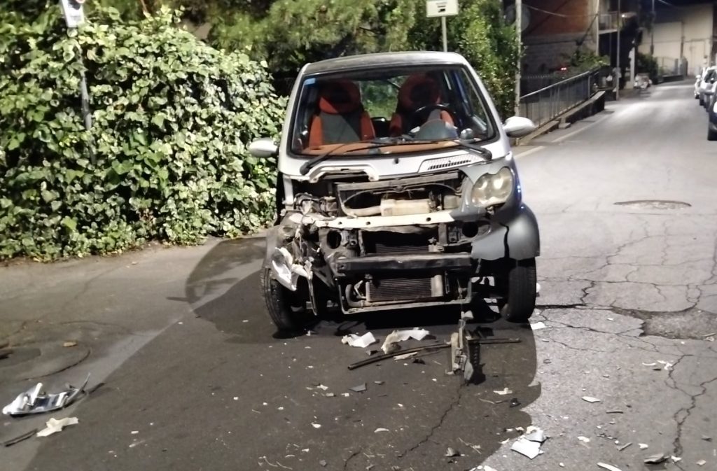 Ragalna, violento scontro tra due auto: due persone ferite in ospedale