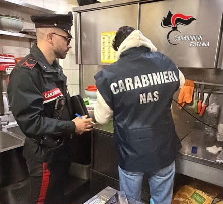 Randazzo, due ristoranti nei guai: uova scadute e 32 kg di cibo senza tracciabilità. Multe per 3.500 euro