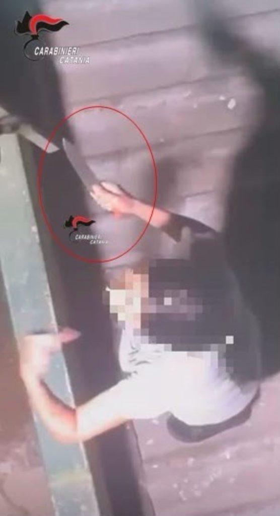 Lite tra condomini a Motta Sant'Anastasia, 38enne afferra un coltellaccio e ferisce una vicina: arrestata per tentato omicidio