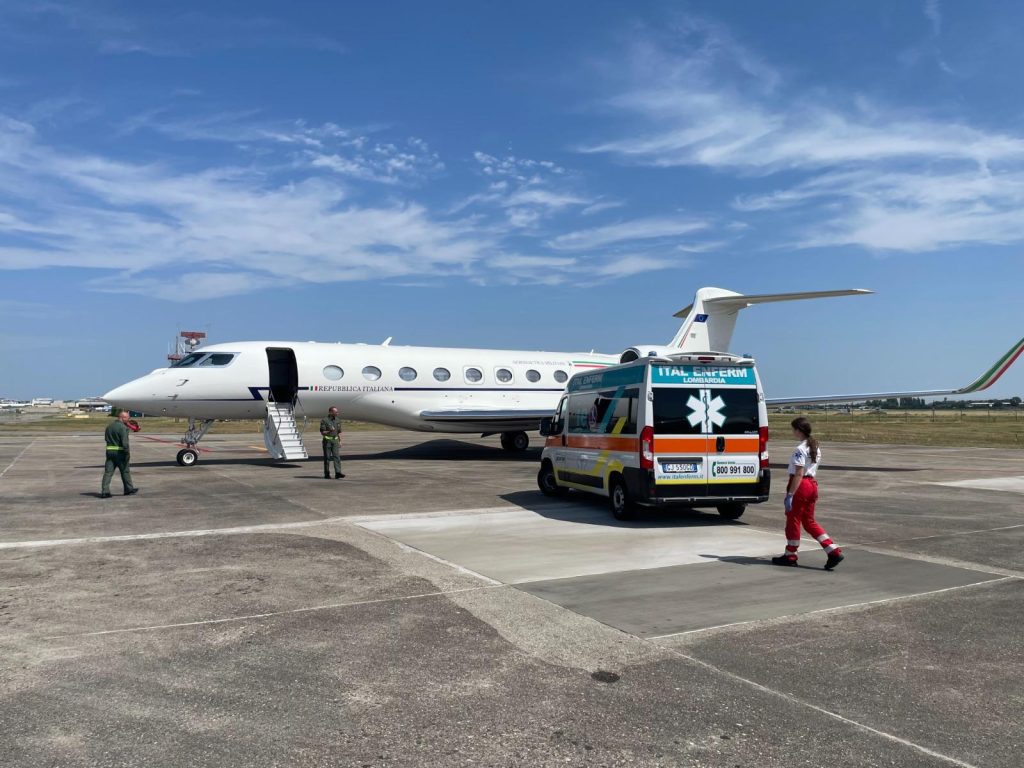 Soccorso aereo per due bambini: velivolo partito da Catania trasporta 13enne in ambulanza fino a Roma