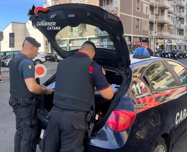 Catania, fingono di acquistare e in un attimo occultano i gioielli: coppia di ladri "fulmine" denunciata